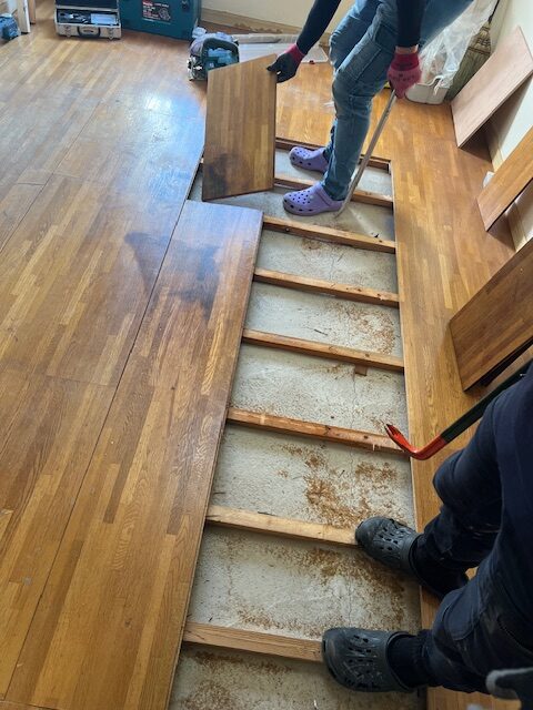 床材を丸鋸で切る